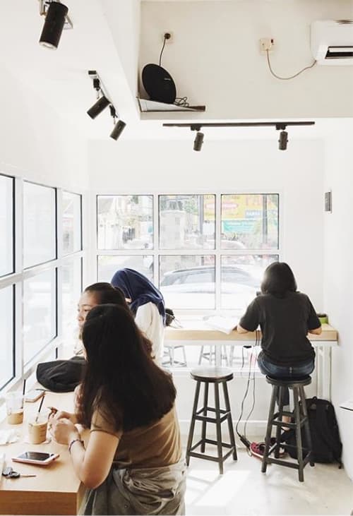 Pengunjung menikmati suasana kedai Kopi Kita